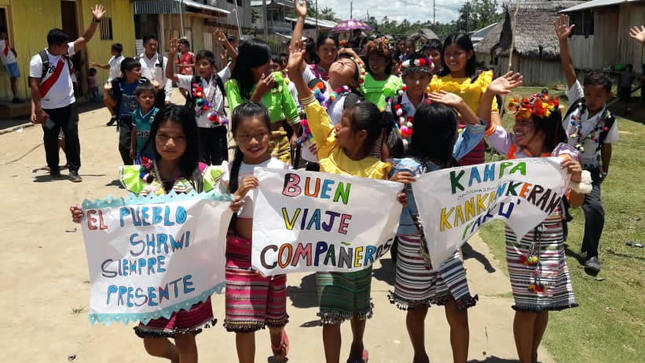 Niños de comunidades indígenas viajan por río, tierra y aire para llegar al Tinkuy