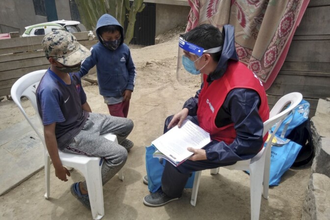 Voluntarios de la DRELM  refuerzan aprendizajes escolares casa por casa en Ate y SJM