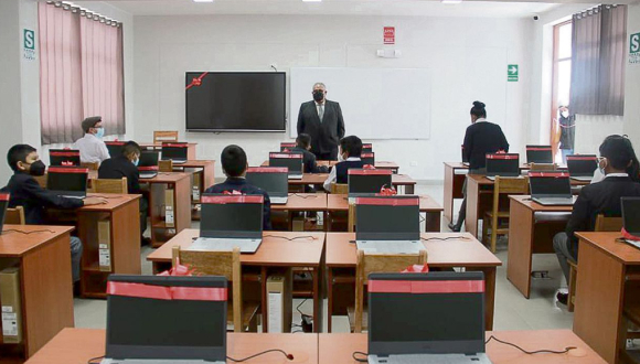 Escolares deben guardar un metro de distancia en las aulas